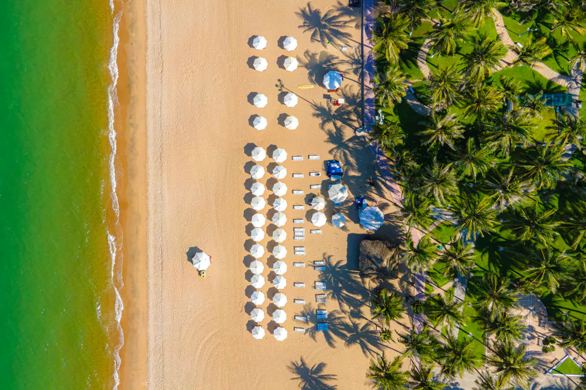 Hôm nay Nha Trang biển đẹp không? Điểm tham khảo từ sóng, gió, mưa