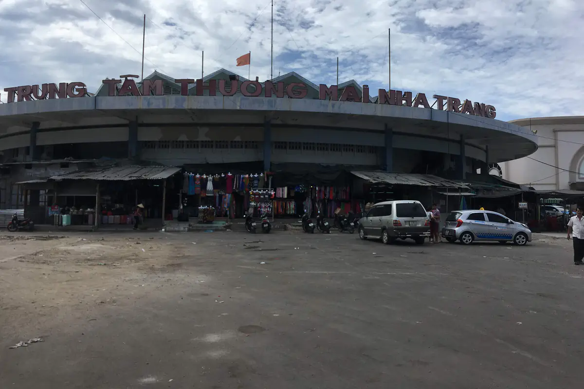 Toà nhà tròn chợ Đầm - Trung tâm thương mại Nha Trang trước khi đóng cửa (ảnh tư liệu)