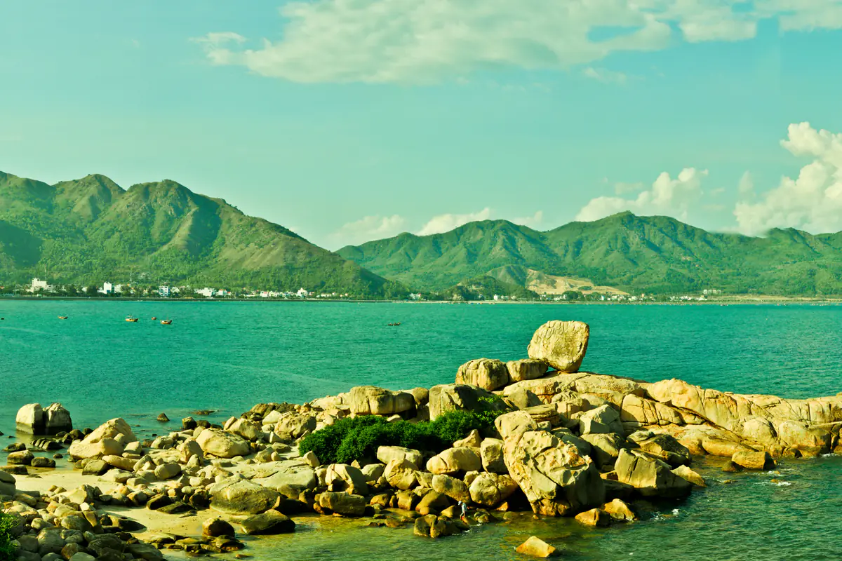Bãi đá Hòn Chồng chồng xếp tự nhiên bên bờ biển Nha Trang
