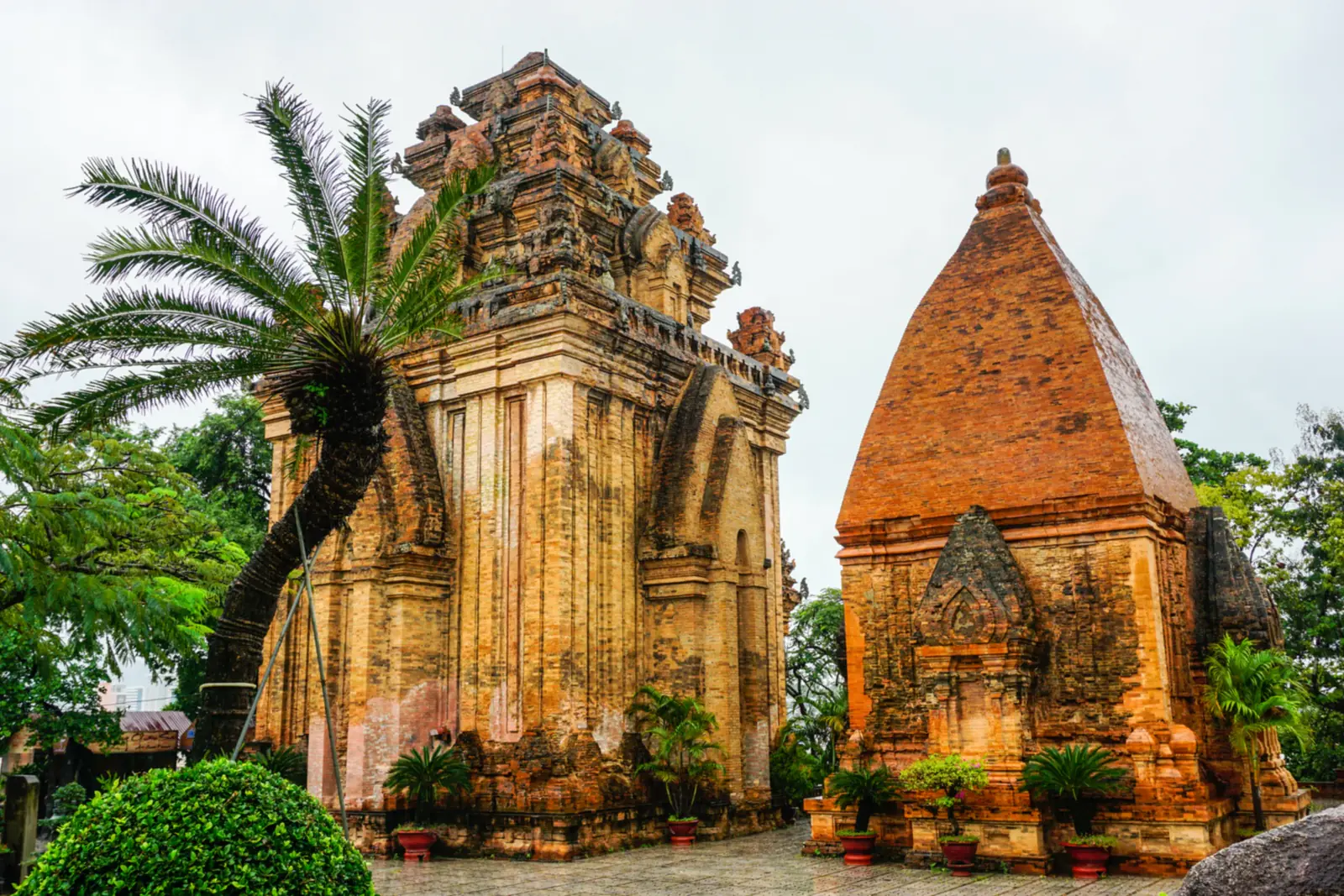 Tháp Bà Po Nagar Nha Trang: tháp chính và tháp Nam bằng gạch Chăm cổ giữa cây xanh, sau cơn mưa