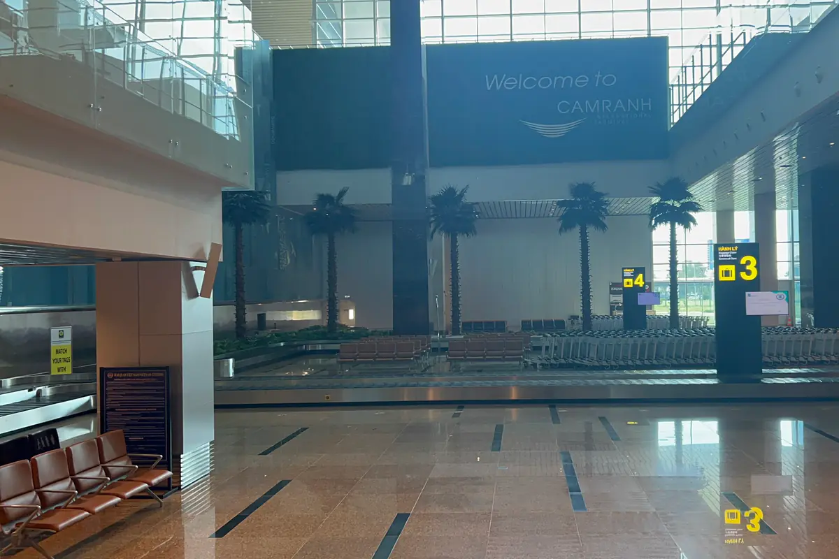 Khu băng chuyền hành lý số 3 và 4 ở nhà ga T2 sân bay Cam Ranh, bảng Welcome to Cam Ranh và hàng cọ trang trí, tháng 10/2022
