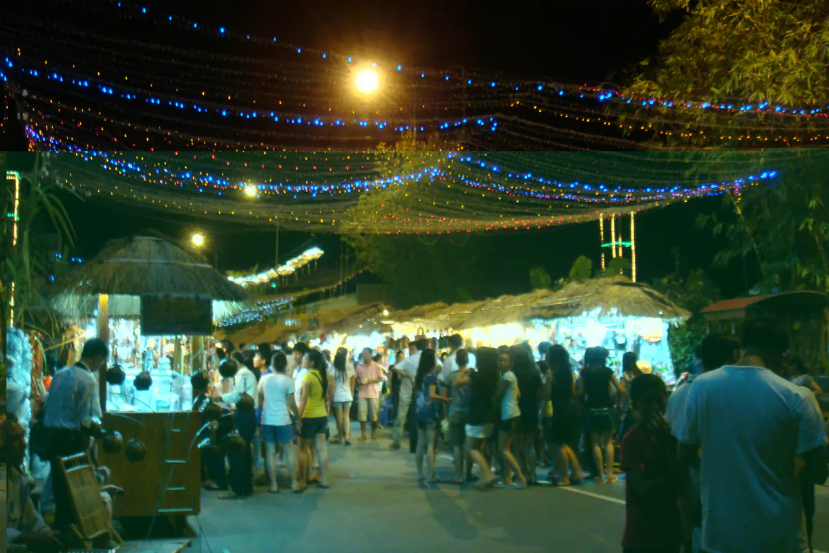 Chợ đêm Nha Trang năm 2010 với dây đèn màu giăng ngang phố và dãy gian hàng mái lá đông khách