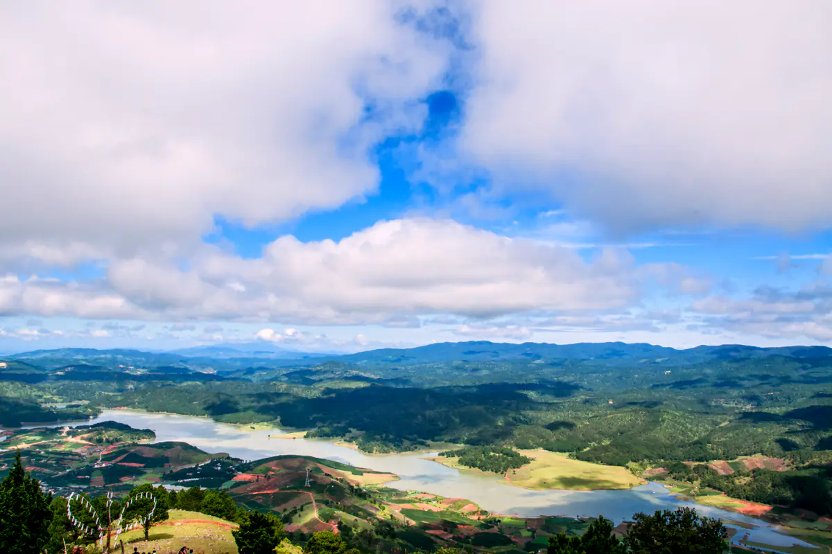 Nhìn từ núi Langbiang xuống hồ Đankia - Suối Vàng giữa những dãy đồi, mây trắng trên trời xanh, tháng 7/2013