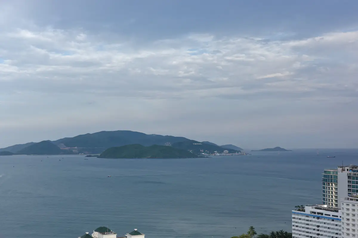 Đảo Hòn Tre nằm giữa vịnh Nha Trang, nhìn từ một tòa nhà cao tầng ven biển trung tâm thành phố, chiều tháng 6/2023