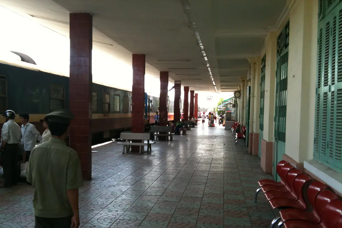 Toa tàu và hành lang có mái che tại ga Nha Trang