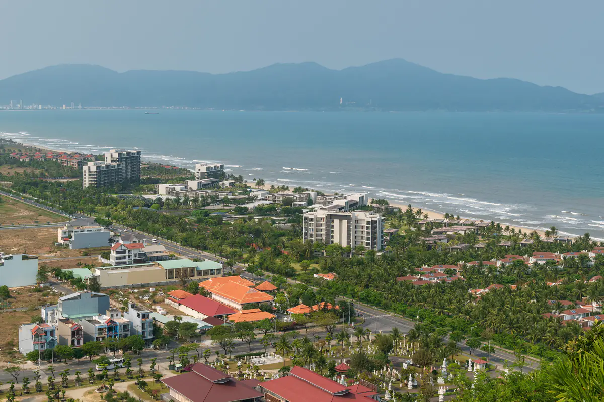 Bờ biển Đà Nẵng nhìn về phía bắc từ điểm ngắm trên đỉnh Thủy Sơn, dải cát chạy dài, xa xa là núi Sơn Trà