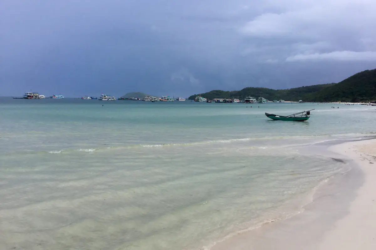 Nước biển trong xanh và bờ cát trắng ở Bãi Sao, phía nam đảo Phú Quốc, mây mưa kéo tới cuối tháng 5/2016, tàu du lịch neo ngoài xa