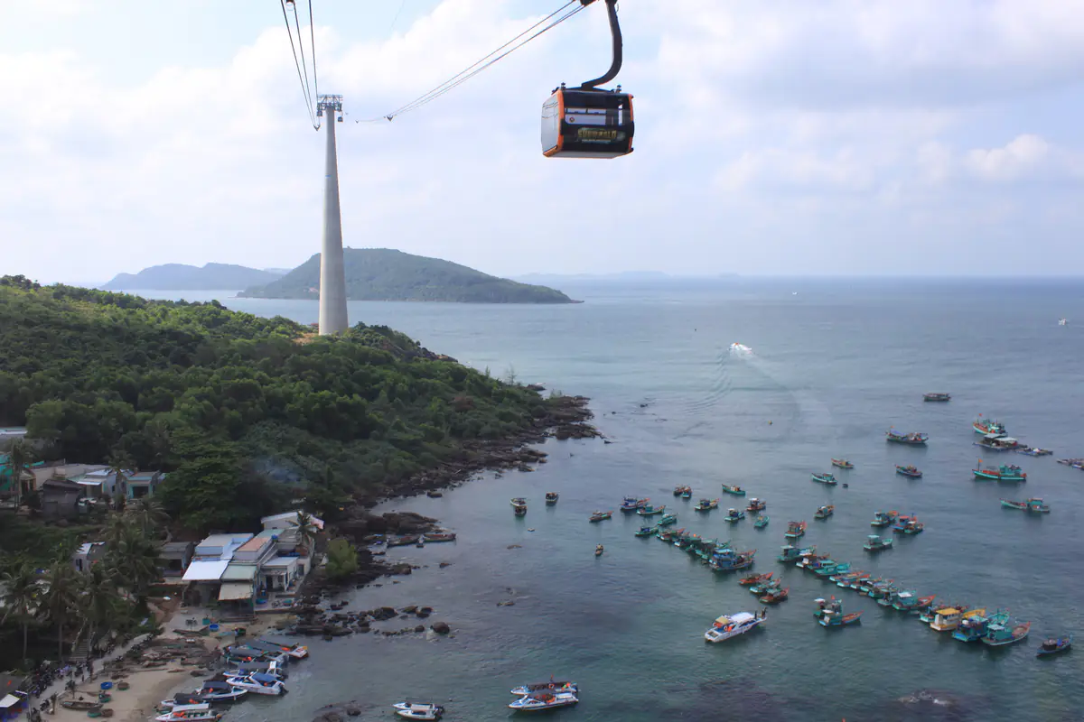 Cabin cáp treo Hòn Thơm chạy trên khu An Thới, bên dưới là vịnh nhỏ đầy thuyền cá, phía xa là các đảo nhỏ phía nam Phú Quốc, tháng 2/2019