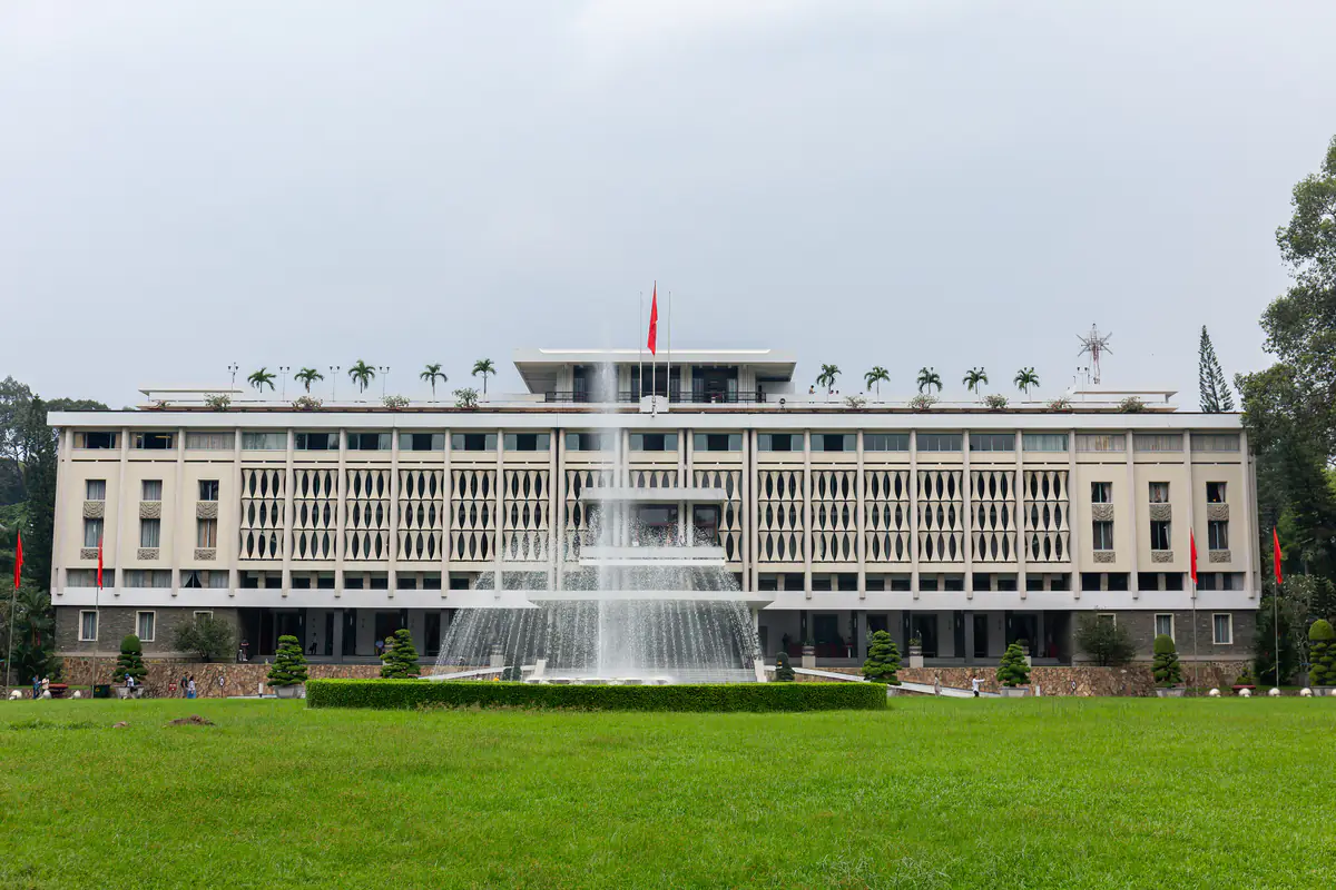 Mặt tiền Dinh Độc Lập ở TP.HCM với dãy lam bê tông hình đốt trúc, đài phun nước và bãi cỏ phía trước, chiều tháng 9/2019