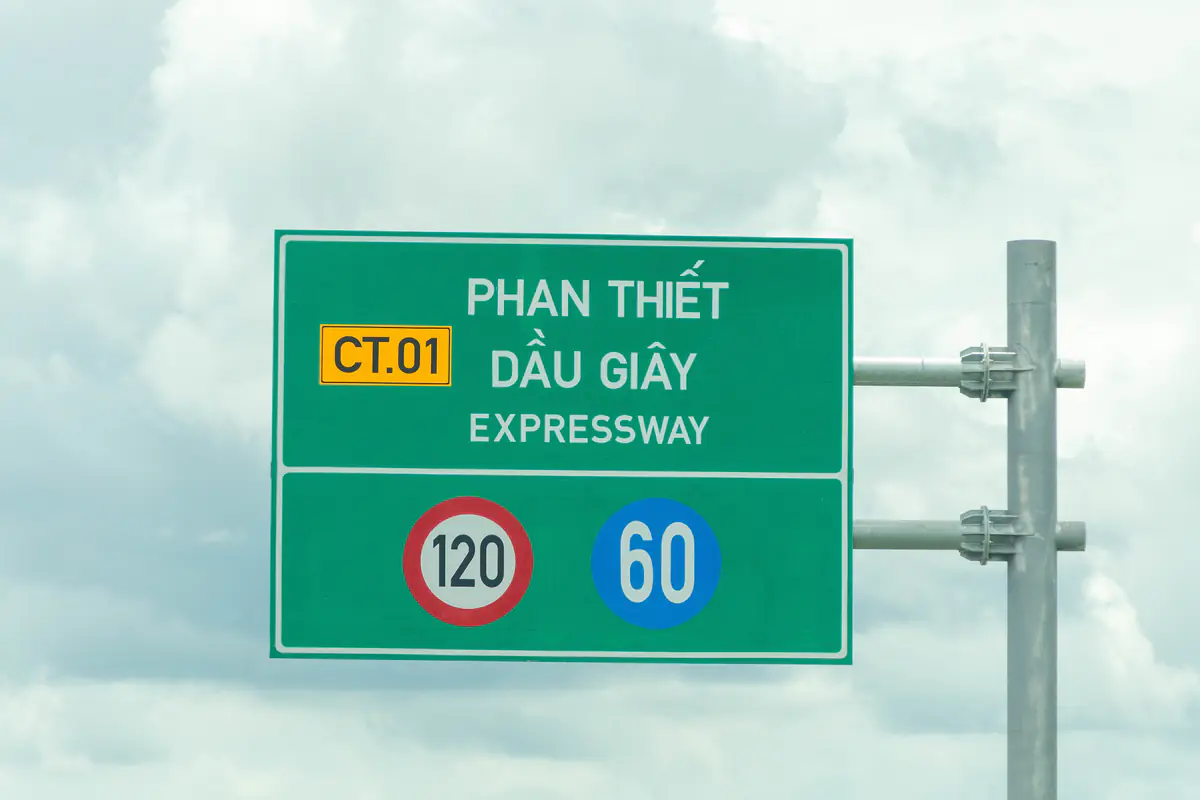 Biển tên cao tốc Phan Thiết - Dầu Giây (CT.01) kèm biển tốc độ tối đa và tối thiểu, tháng 9/2025