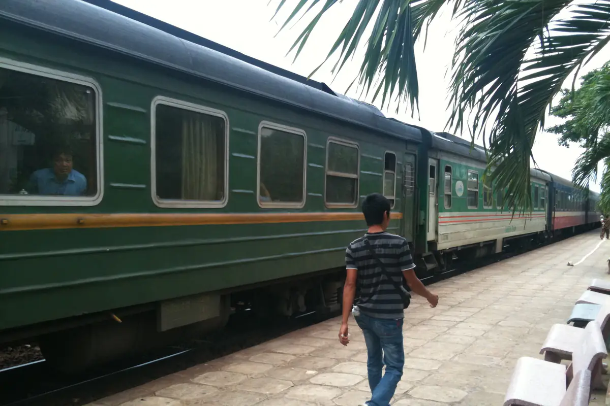Tàu SE8 toa xanh dừng ở ga Tháp Chàm, Phan Rang, hành khách đi dọc sân ga lát gạch, tháng 7/2011