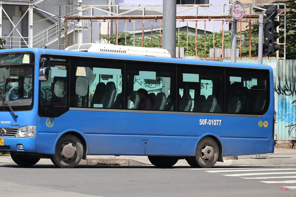 Xe buýt tuyến 152 màu xanh dương cỡ vừa chạy trên đường ở khu Bến Thành, TP.HCM, tháng 10/2025
