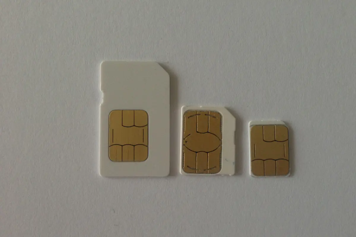 Ba thẻ SIM vật lý đặt cạnh nhau trên nền trắng, từ trái sang phải là mini SIM, micro SIM và nano SIM