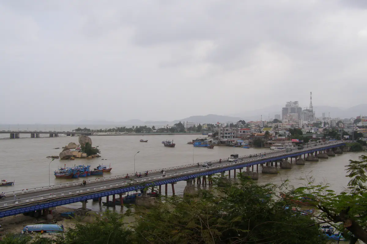 Cầu Xóm Bóng bắc qua sông Cái nhìn từ đồi Tháp Bà, thuyền cá neo dưới sông và phố Nha Trang phía xa