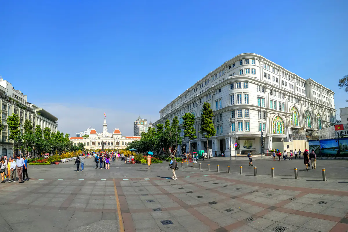 Phố đi bộ Nguyễn Huệ, TP.HCM dịp Tết Bính Thân, trời xanh, người dạo phố, hoa trang trí Tết và trụ sở UBND thành phố ở cuối phố, tháng 2/2016