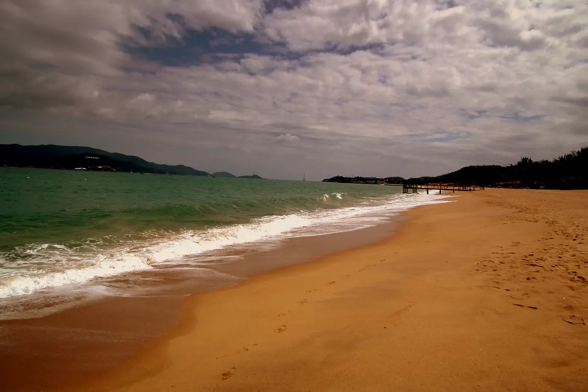 Bãi cát vắng ở Nha Trang, sóng trắng đánh vào bờ dưới trời nhiều mây, dịp Tết Nguyên đán cuối tháng 1/2012
