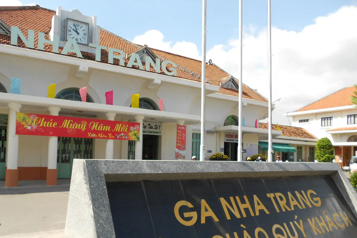 Nhà ga Nha Trang treo băng rôn Chúc mừng năm mới và cờ màu dịp Tết Nguyên đán, tháng 1/2012