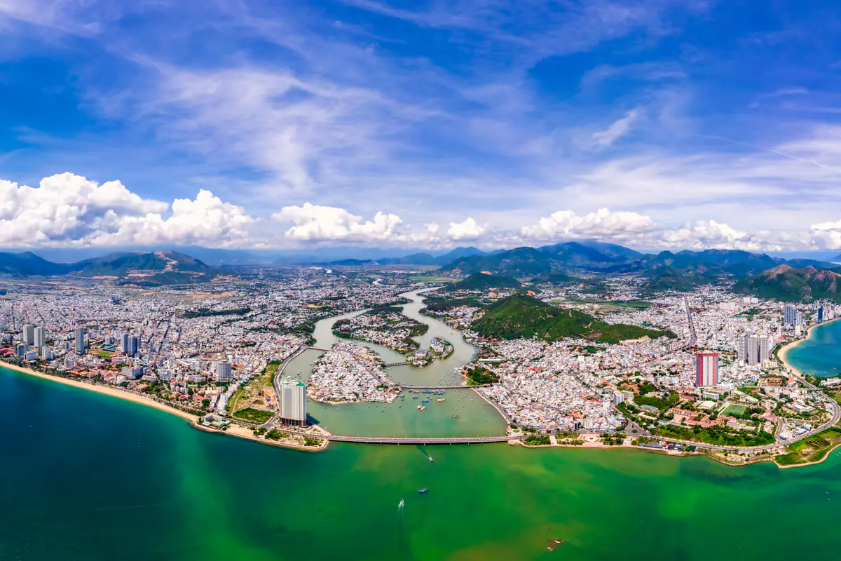Toàn cảnh Nha Trang từ trên cao đầu tháng 10/2020: cửa sông Cái, cầu Trần Phú và dải mây tích dọc núi phía tây thành phố