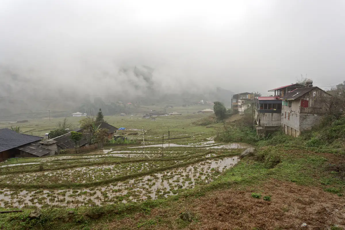 Ruộng bậc thang bỏ trống mùa đông ở Lao Chải, vài ngôi nhà bên sườn đồi, sương mù phủ kín thung lũng, tháng 1/2024