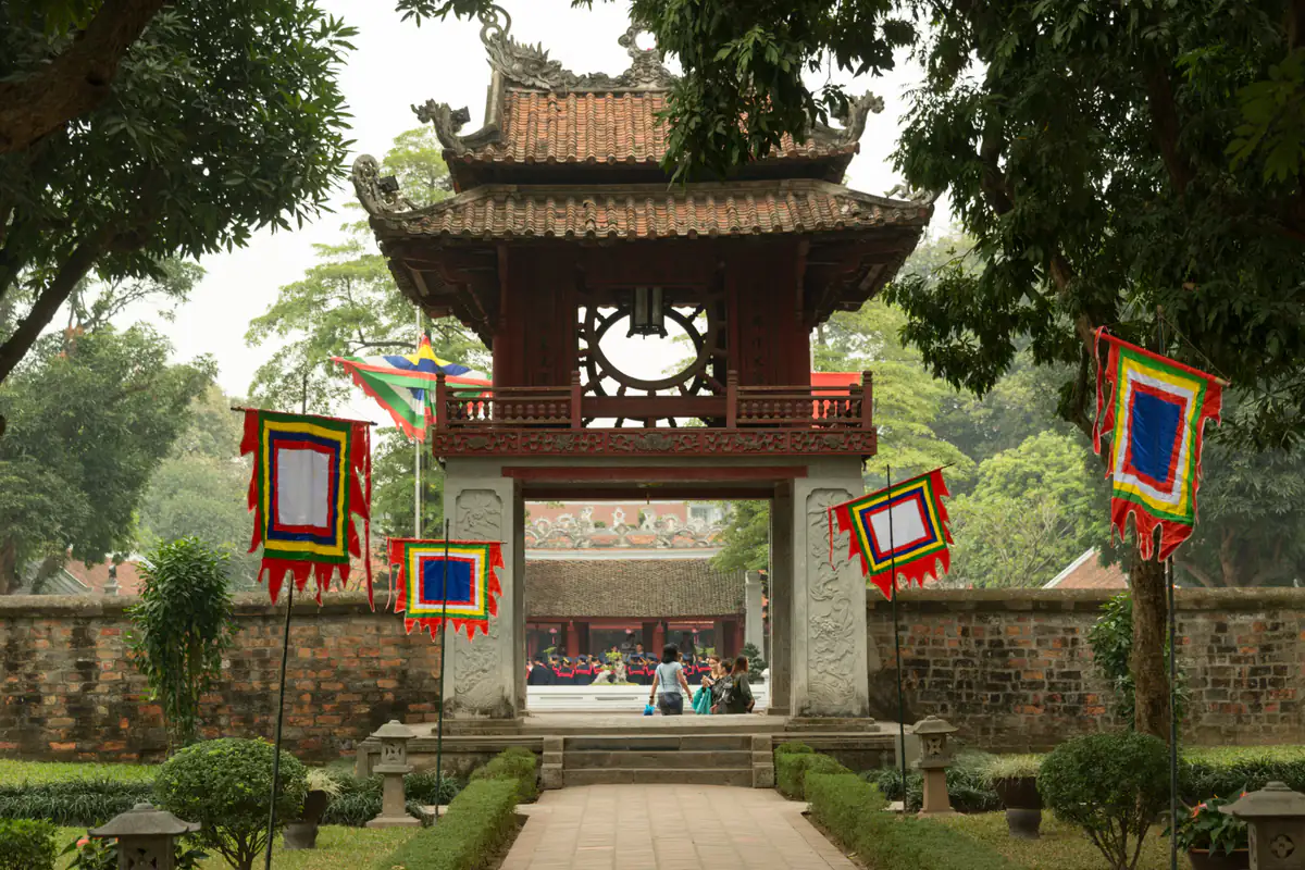 Văn Miếu Quốc Tử Giám: giờ mở cửa, giá vé, tour đêm và nên xem gì