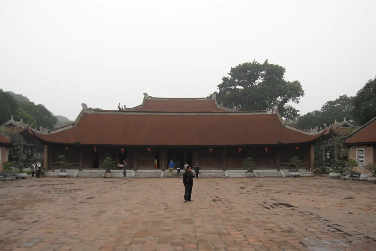 Sân lát gạch rộng của khu Thái Học trong ngày trời âm u, cuối sân là nhà hai tầng mái ngói, vài khách đứng xa, Văn Miếu - Quốc Tử Giám, tháng 12/2008