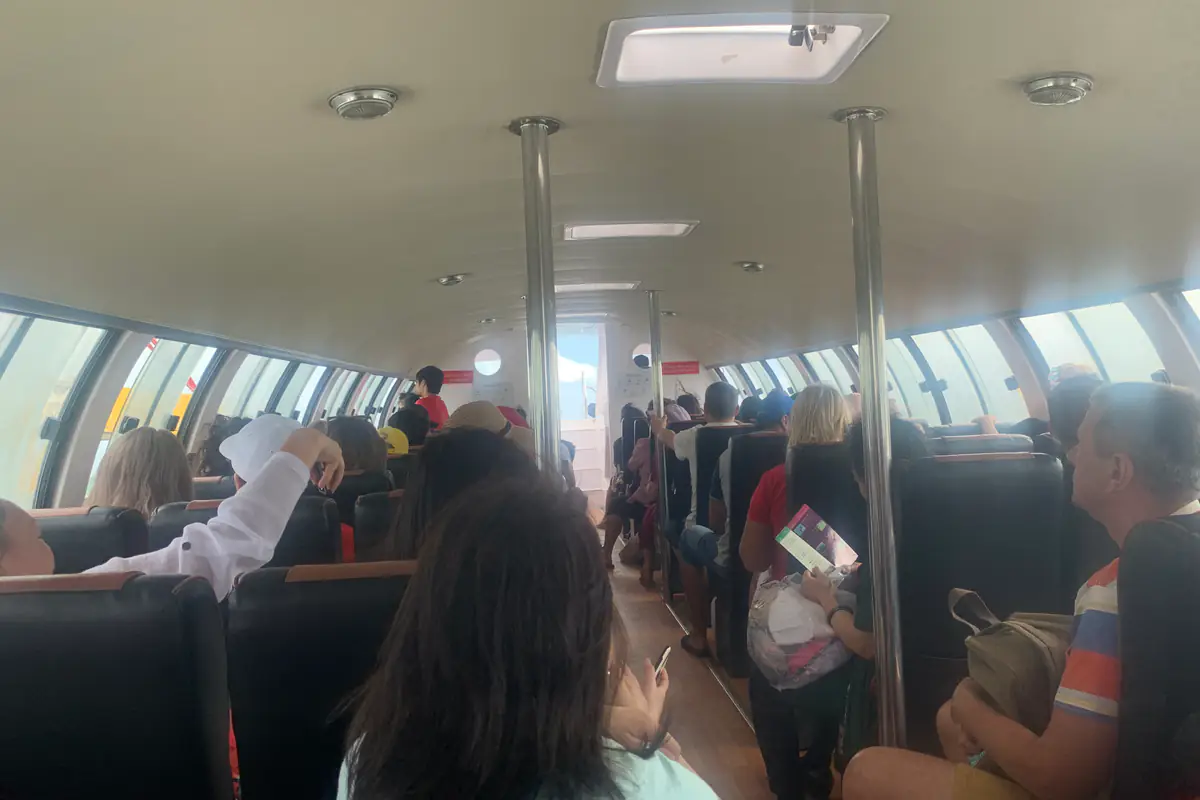 Khoang tàu cao tốc chở khách từ đất liền ra đảo Hòn Tre, nơi có VinWonders Nha Trang, tháng 1/2020