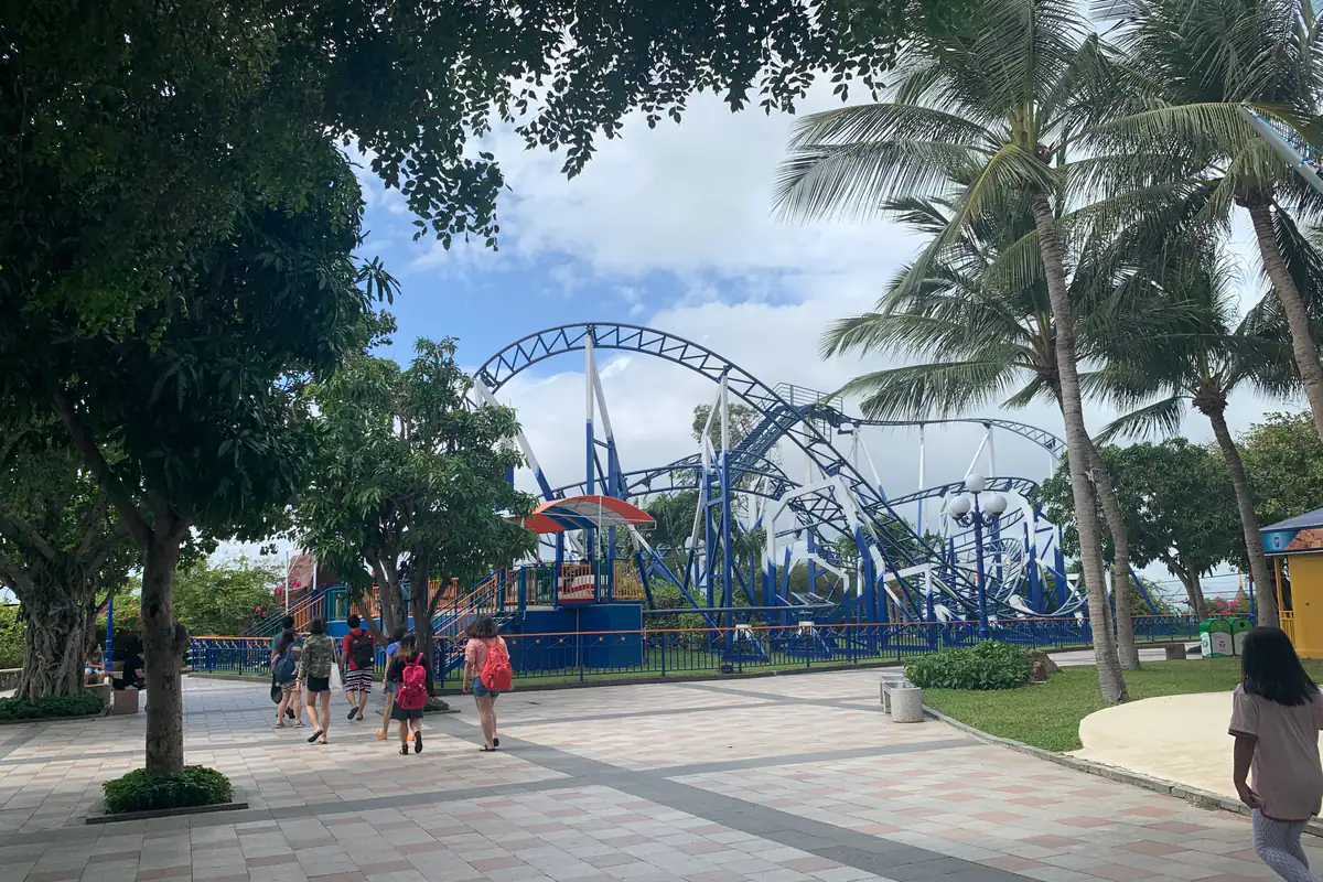 Tàu lượn siêu tốc giữa hàng dừa ở khu trò chơi cảm giác mạnh VinWonders Nha Trang, tháng 1/2020